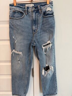 Abercrombie & Fitch Women’s Light Blue Distressed Straight Jeans Size 26